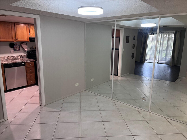 Building Photo - 3670 Inverrary Dr