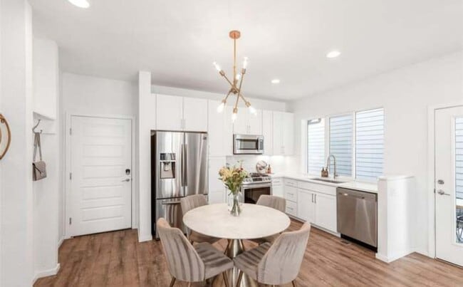 Building Photo - Beautiful 4 bedroom 3.5 bathroom home