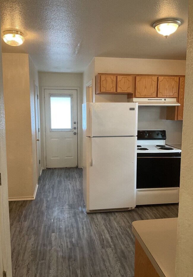 Building Photo - AVAILABLE NOW!