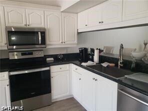 Foto del edificio - 2448 Hidden Lake Dr