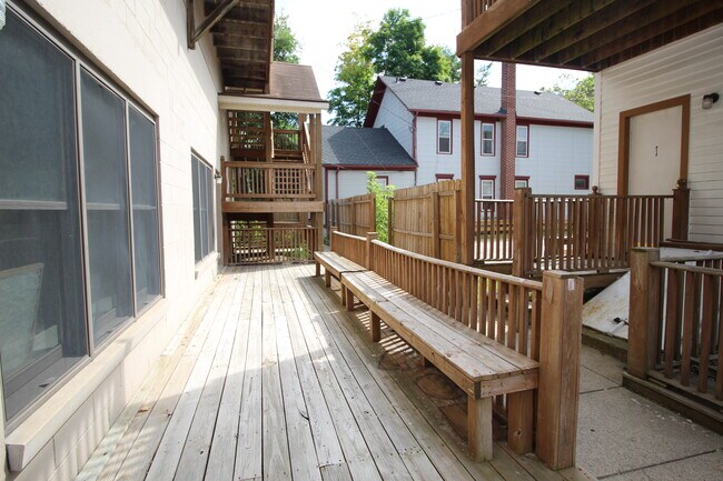 Deck - 217 W Cross St