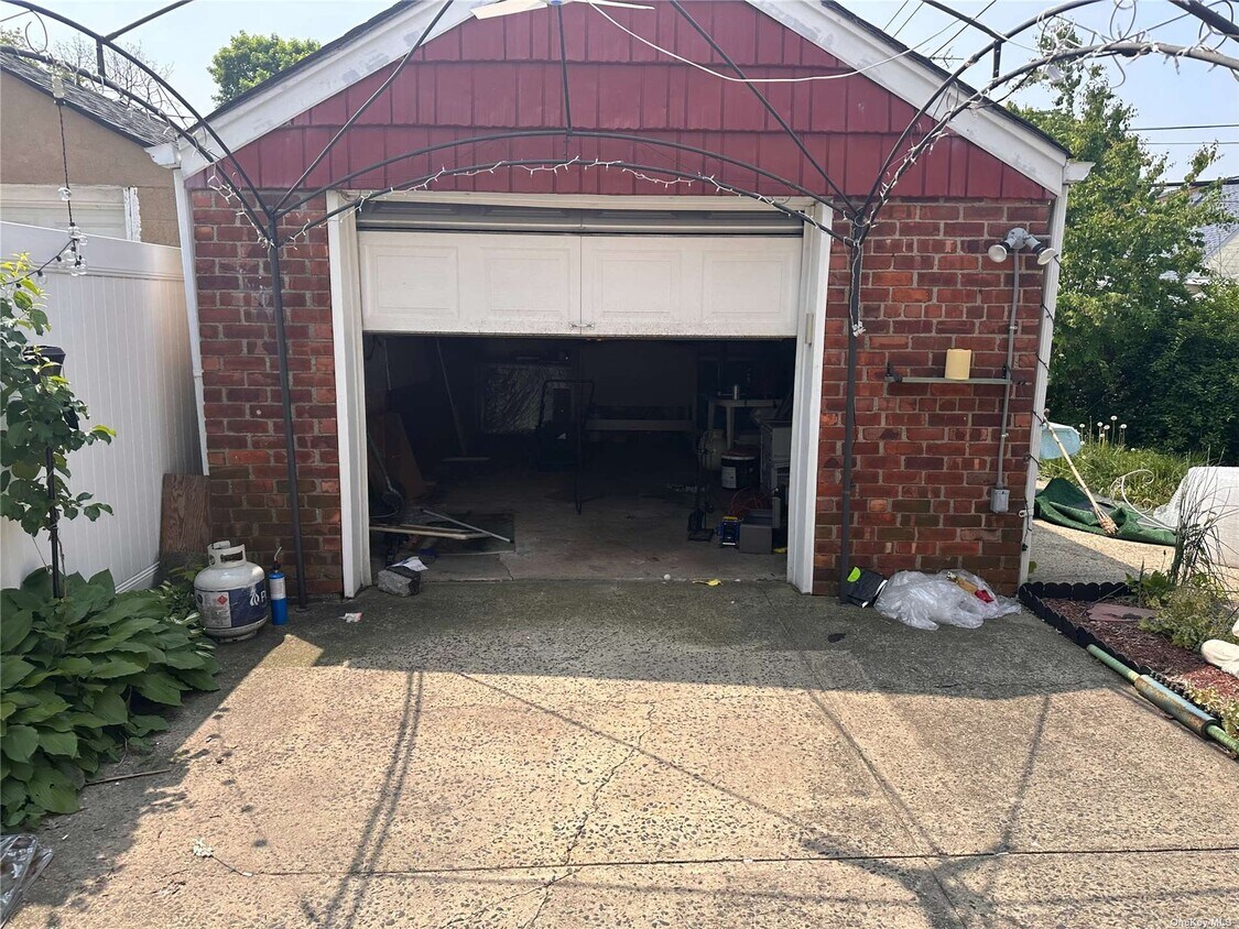 Building Photo - 242-20 84th Rd
