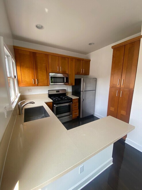 Building Photo - 1303 Cloverdale Ave