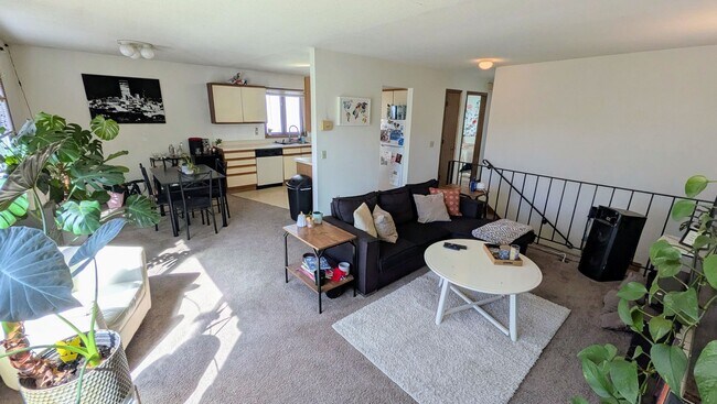 Foto del edificio - Spacious 3-Bedroom -- Available July 1st!