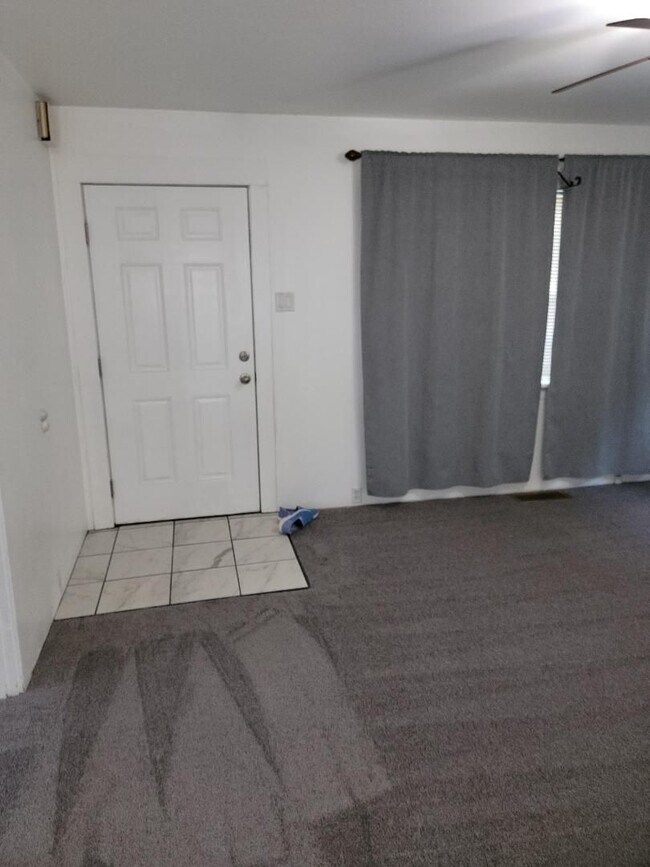 Building Photo - 2 Bedroom House in South Tacoma w Detached garage