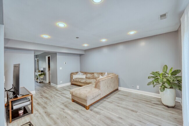 Building Photo - 3724 Merrimac Ln E