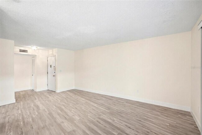 Foto del edificio - 22333 Edgewater Dr