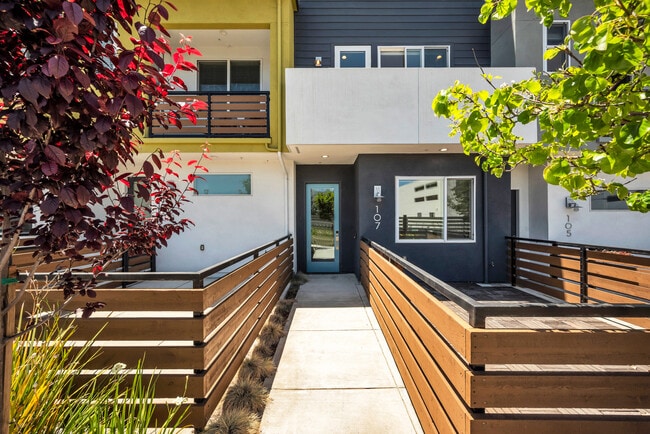 Building Photo - 107 Silang St