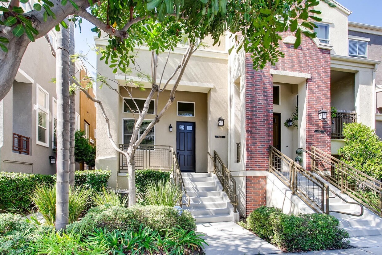 Foto principal - Centrally Located 3 Bedroom/ 2.5 Bath Town...