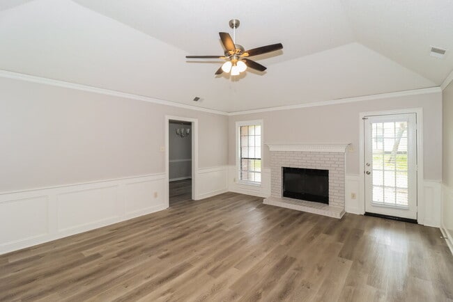 Building Photo - 5996 Lawnhill Dr