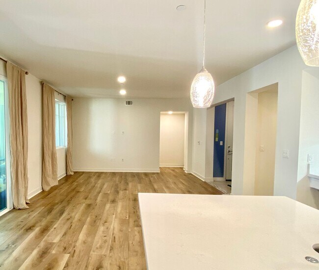 Building Photo - Charming third floor 2-bedroom, 2-bathroom...