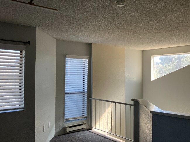 Building Photo - 2700 S White Mountain Rd