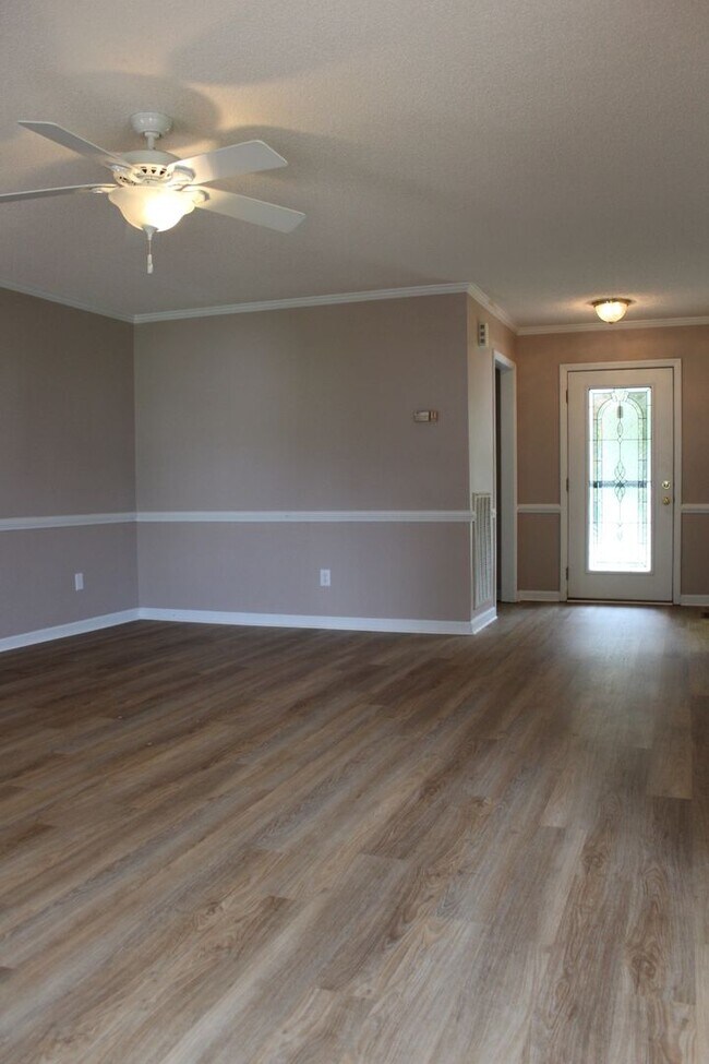 Building Photo - Aarons Place