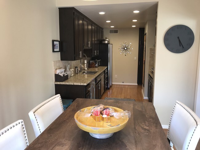 Cocina/rincón de desayuno - 2663 S Centinela Ave