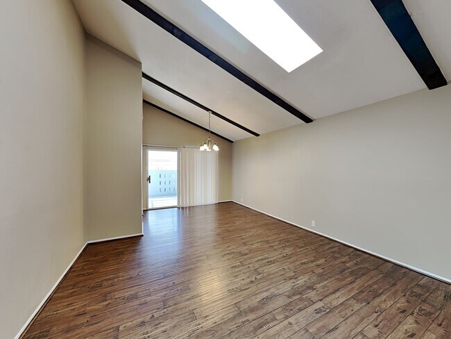 Building Photo - 5656 Aurora Dr