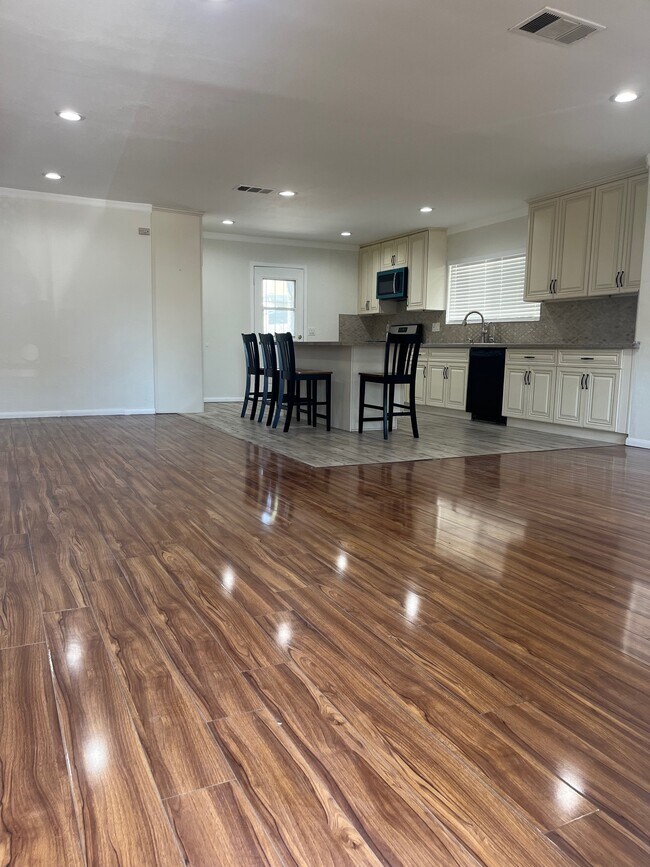 Foto del edificio - 517 W Lexington Dr