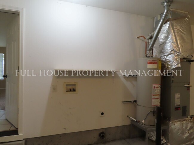 Building Photo - 3 Bed/ 2 Full Bath Single Family Home  in ...