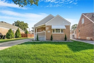 Building Photo - 6411 S Leclaire Ave
