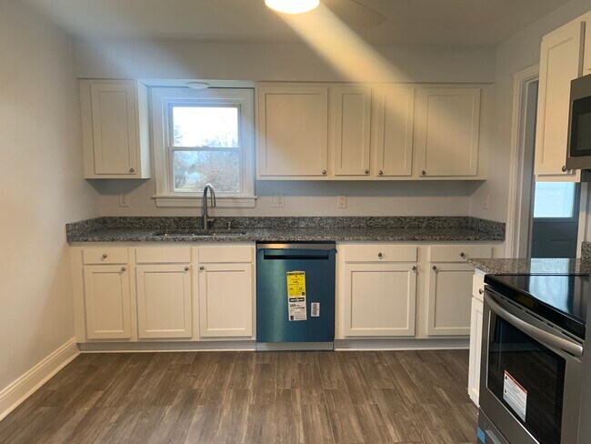 Building Photo - 2531 Sunshine Dr
