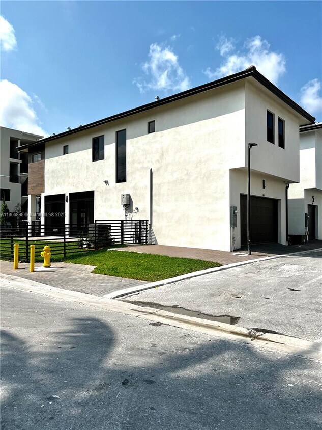 Foto principal - 8003 NW 42nd St