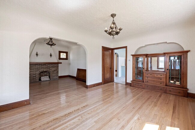 Building Photo - 1485 E Friess Lake Dr