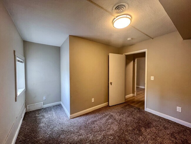 Building Photo - 905 1/2 16th St. - Bedroom 1