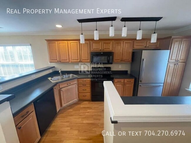 Building Photo - Gorgeous 4 BR & 3.5 BA Townhouse in Pinevi...