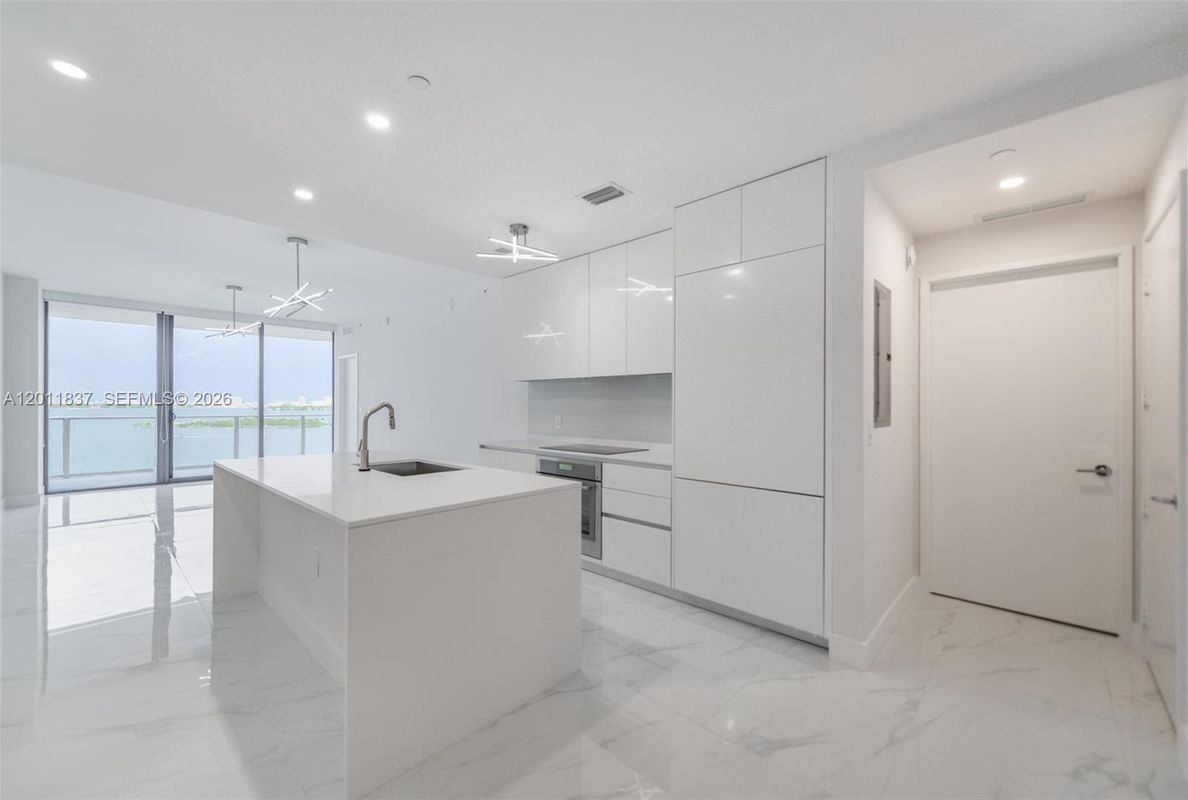 Foto del edificio - 700 NE 24th St