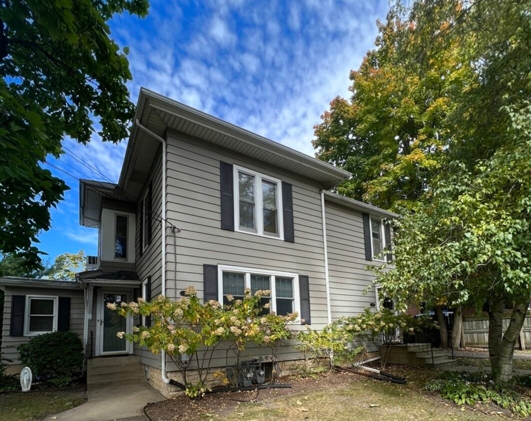 219 ster St Unit 1, Batavia, IL 60510 Condo for Rent in Batavia