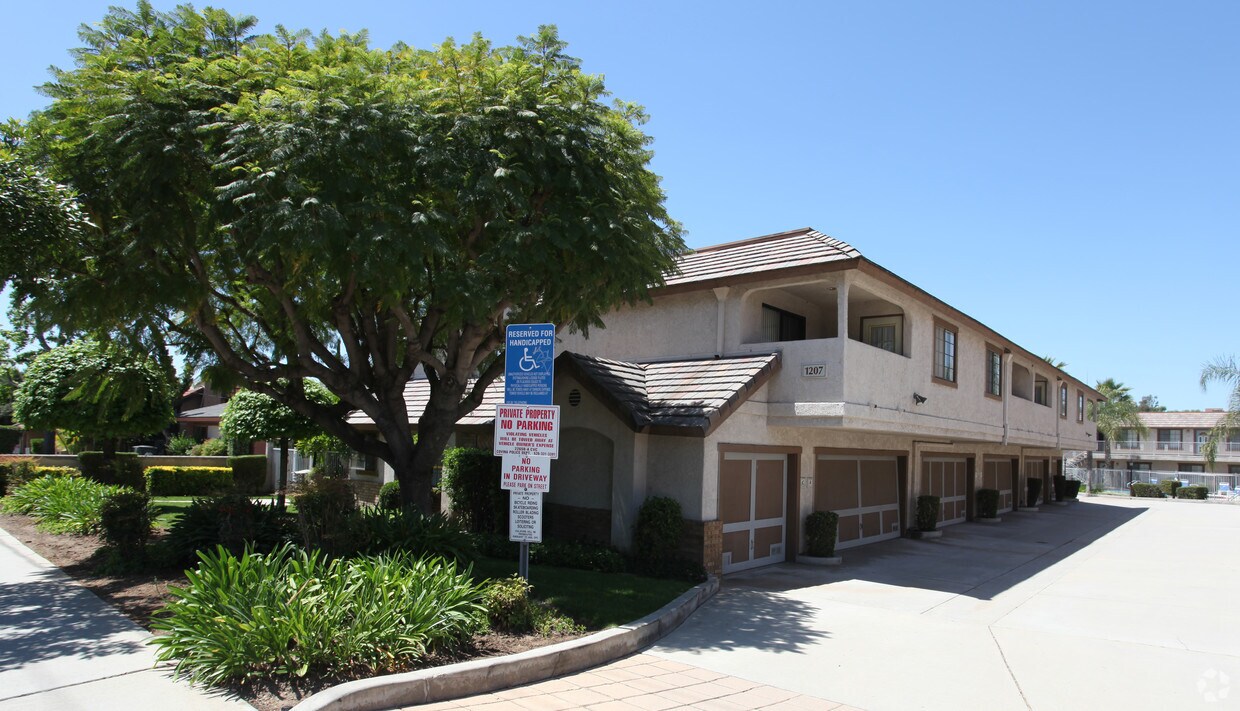Foto del edificio - Charter Oaks