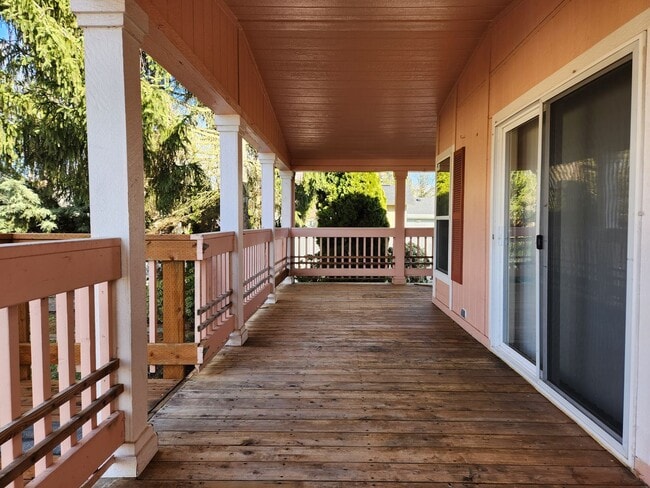Building Photo - Newly Renovated Pet Friendly 3 Bed / 2 Bat...