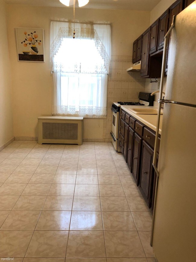 Foto del edificio - 6064 Gates Ave