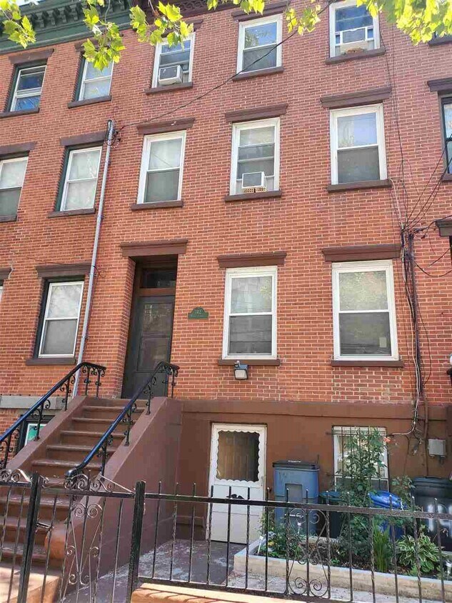 Primary Photo - 142 Erie St