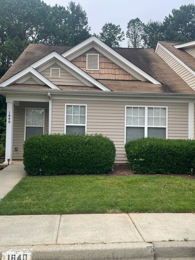 Foto del edificio - Charming End-Unit Townhome with Prime Loca...