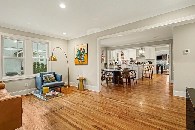 Building Photo - Sylvan Park Charm!