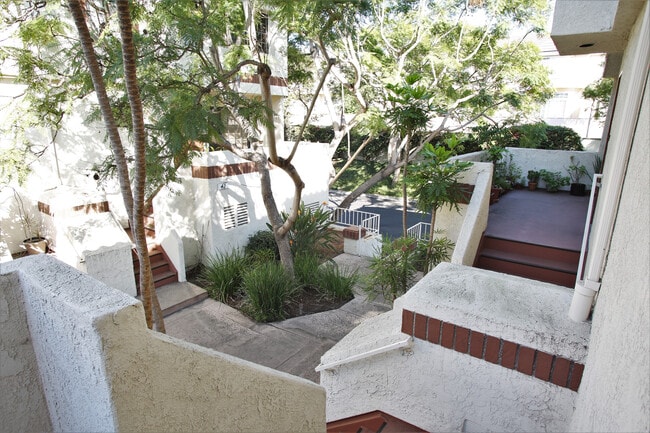 Building Photo - 2931 Plaza del Amo