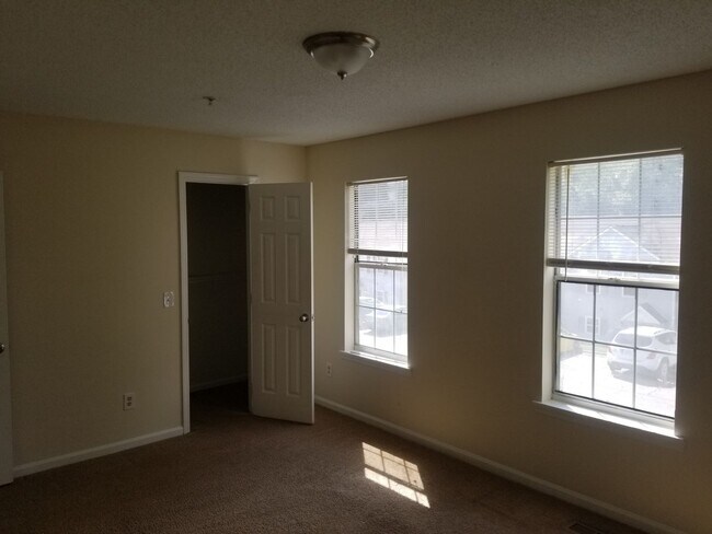 Building Photo - 1065 Thornwoode Ln