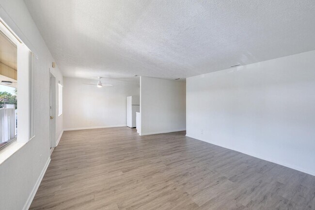 Foto del edificio - ANNUAL UNFURNISHED 2 Bed | 2 Bath Second Floor rental in Abaco Bay ** Fresh Paint & New Flooring **