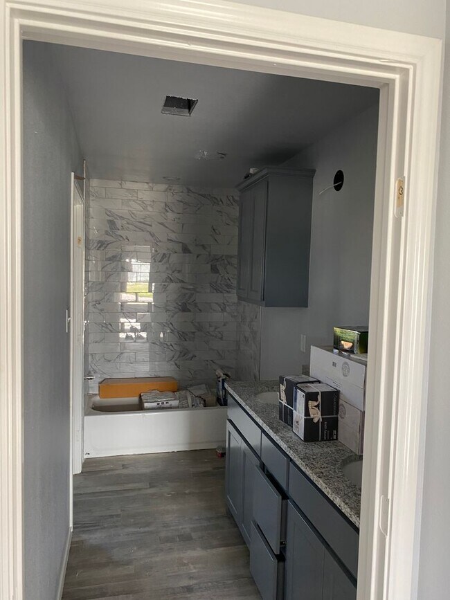 Foto del edificio - Pre-leasing beautifully updated 5/3 home n...