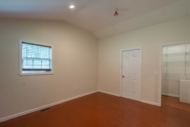 Building Photo - 2 bed and 2 bath house with garage and par...