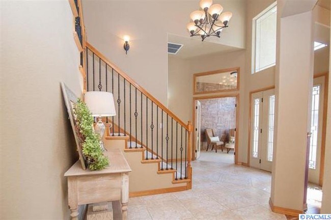 Building Photo - Beautiful Canyon Lakes Home with a View