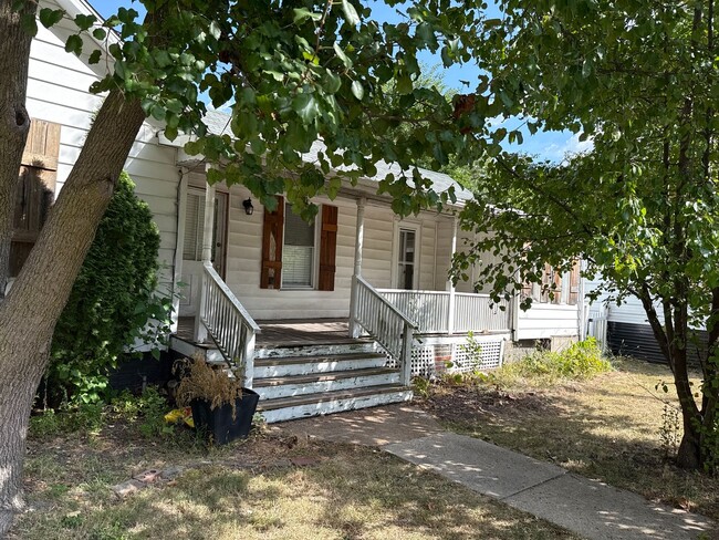 Building Photo - 501 E Elm St