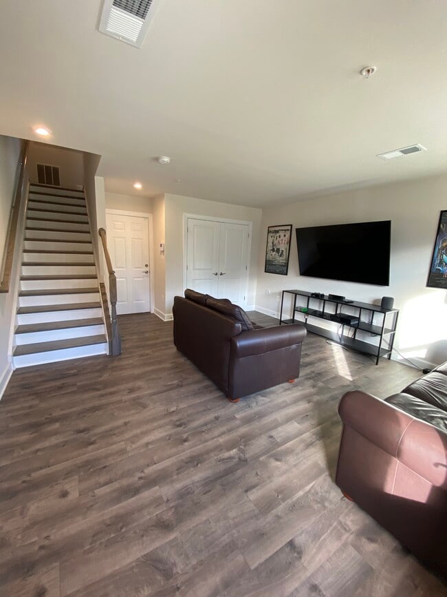 Building Photo - 295 Phoenix Dr