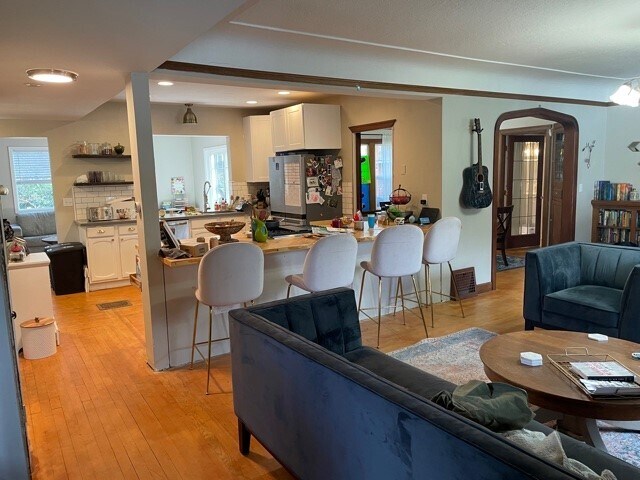 Foto del edificio - 3700 NE Maywood Pl