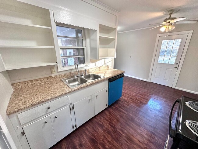 Foto del edificio - 3 Bedrooms, 1 Bathroom - House in West Rome!