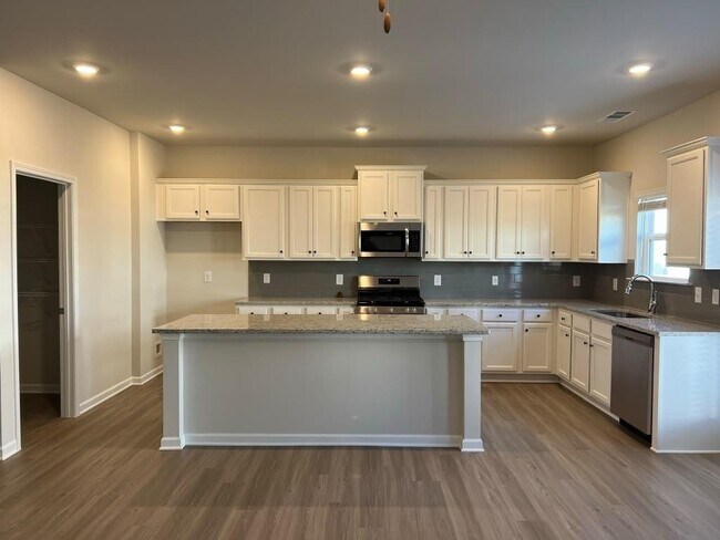 Building Photo - 67 Briarwood Dr E