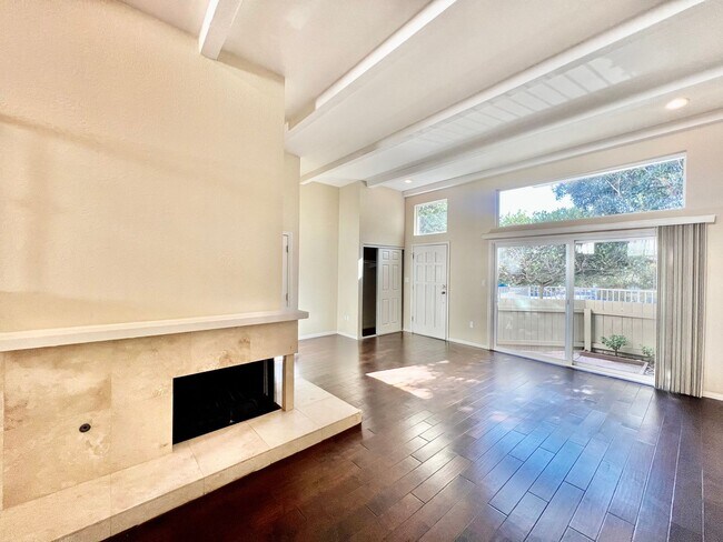 Foto del edificio - Beautifully Updated 3B+Office/2.5BA w/ 2 C...