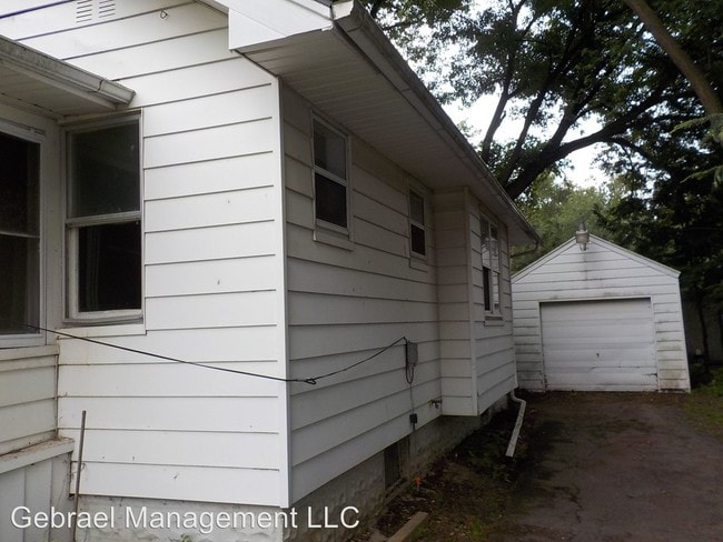 Building Photo - 2510 Bennett Ave