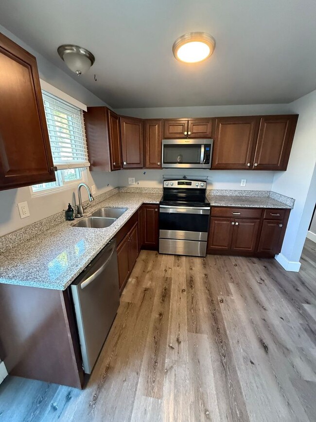Building Photo - 8183 Ivy Dr