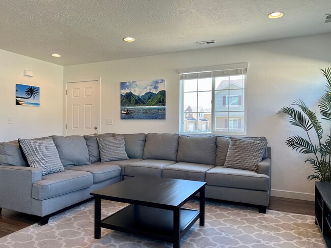 Building Photo - Beautiful Home in North Salt Lake